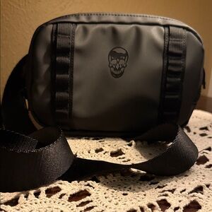 ⚜️ NWOT Black Skull Design cross-body bag